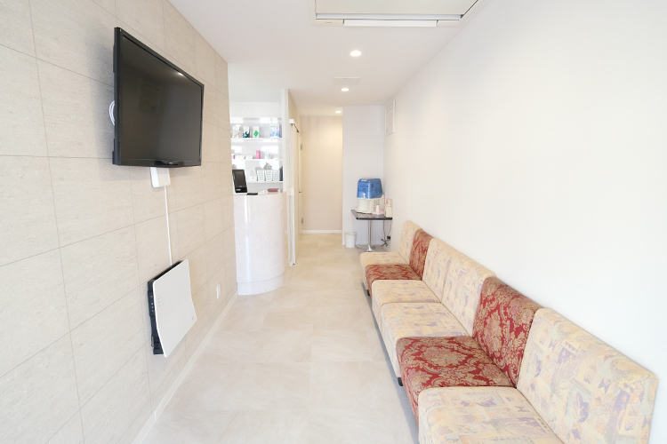 津田歯科 名古屋市西区 清潔感のある待合室