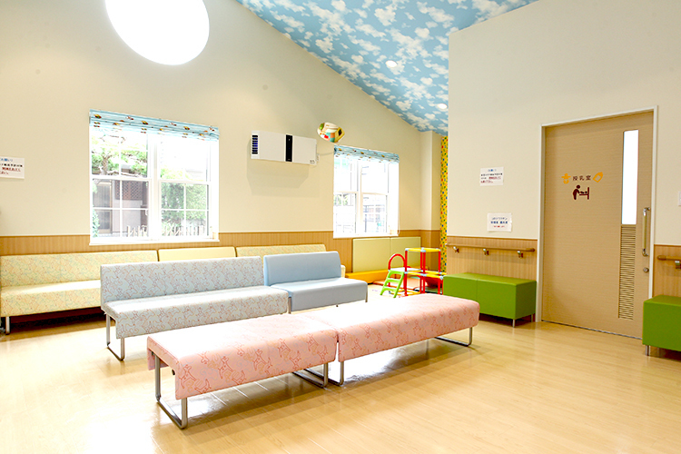 N.キッズファミリークリニック 西春日井郡豊山町 かわいらしい雰囲気の待合