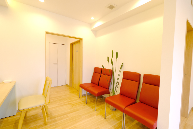 小松田歯科クリニック 茅ヶ崎市 待合室は落ち着ける雰囲気でリラックスできる