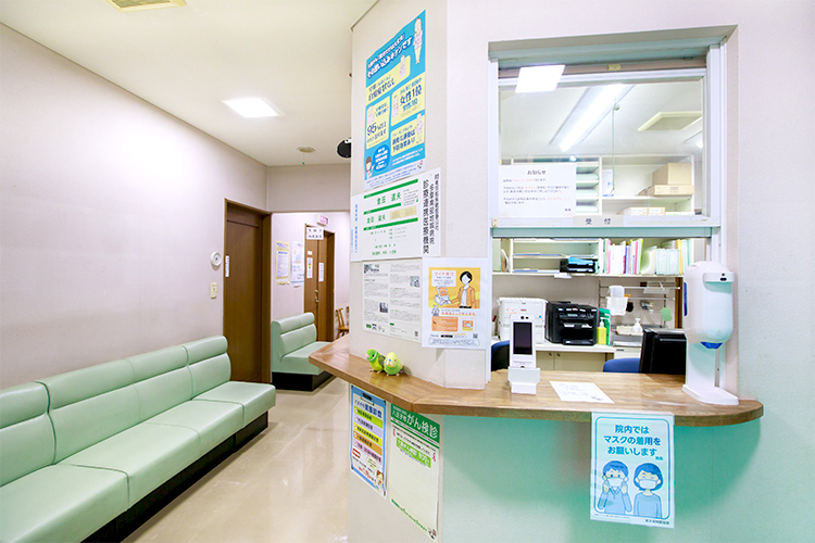 倉田医院 八王子市 待合室。待ち時間軽減のため予約制であるが、急患も随時対応可能