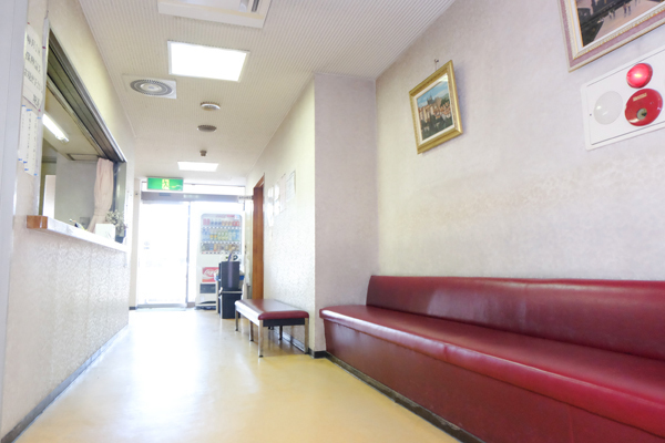 竜崎医院 市川市 待合室は広々としており、落ち着いた気持ちで過ごすことができる
