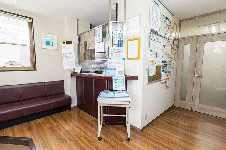 菱谷医院 豊中市 受付ではベテランスタッフが笑顔で迎えてくれる