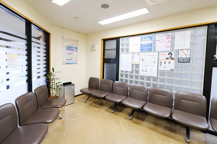 田中医院 足立区 広々とした待合室
