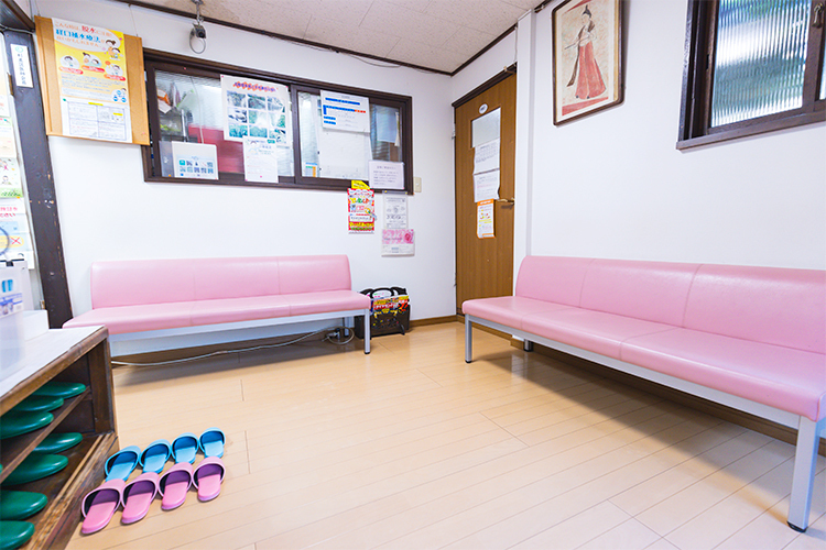 安田医院 杉並区 ピンクのソファーがアクセントになっている待合スペース