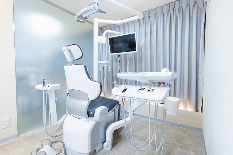 綱島さがわ歯科 横浜市港北区 プライバシーに配慮し、個室・半個室の診療ユニットを備えている