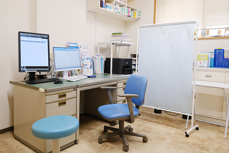 仁クリニック 吉川市 診察室では院長が丁寧な診察をしてくれる