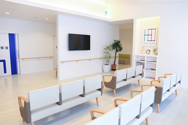 碧南整形外科 碧南市 広く清潔感のある待合室