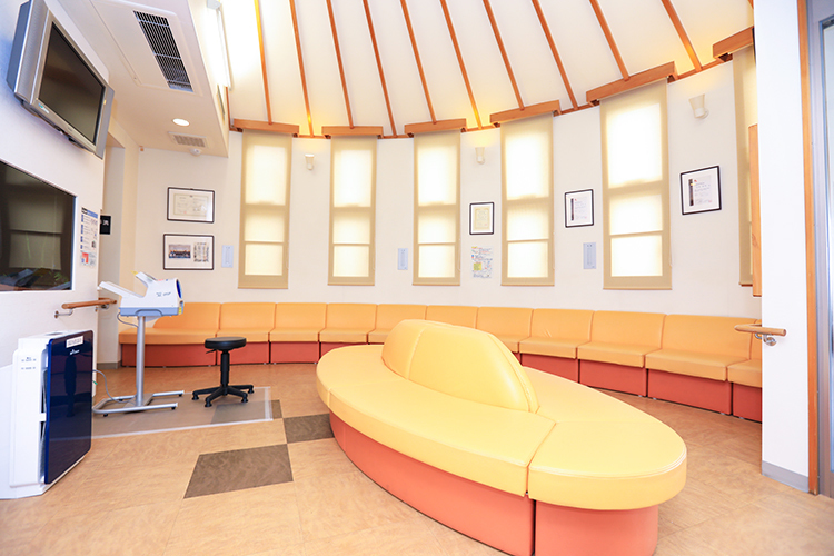 いしだ内科ファミリークリニック 額田郡幸田町 暖色を基調とした温かみのある院内