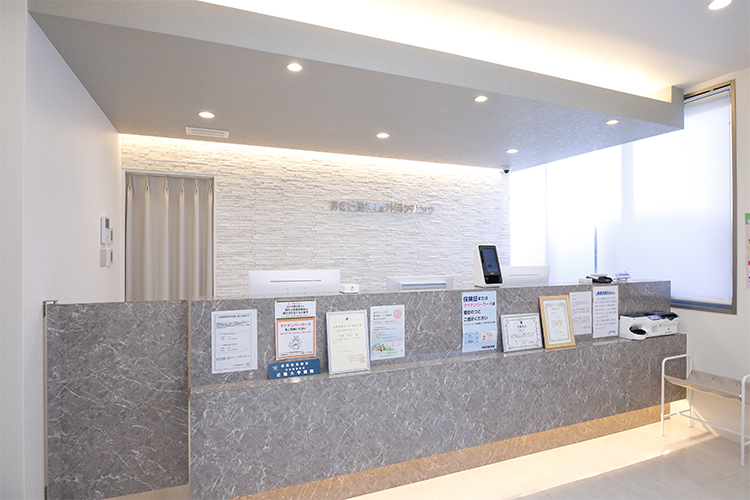 あさだ脳神経外科クリニック 大阪狭山市 受付ではベテランスタッフが優しく迎え入れてくれる