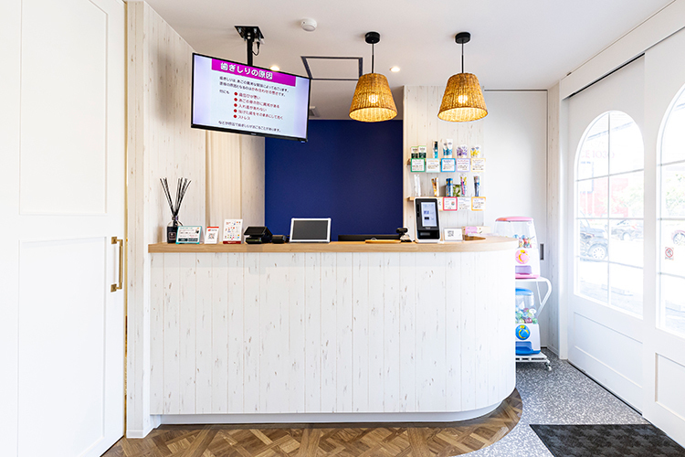 あお歯科  小児・矯正歯科クリニック 福岡市西区 木のぬくもりが感じられる明るい受付