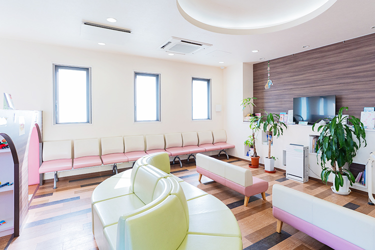 かごしまたんぽぽ小児科 鹿児島市 温かな雰囲気の木目調で、自宅のようにくつろげる待合室