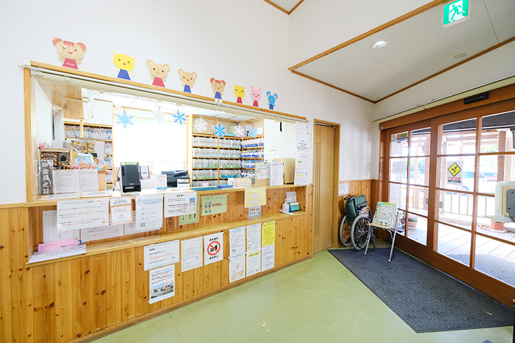 ハロークリニック 東松山市 木目調が目を引く温かい雰囲気の院内