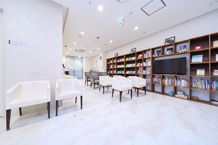 藤沢女性のクリニックもんま 藤沢市 広々とした待合スペースには書籍も用意