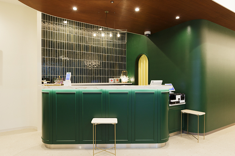 いちごアイクリニック 神戸市中央区 落ち着いた雰囲気の受付で、スタッフが温かく出迎える