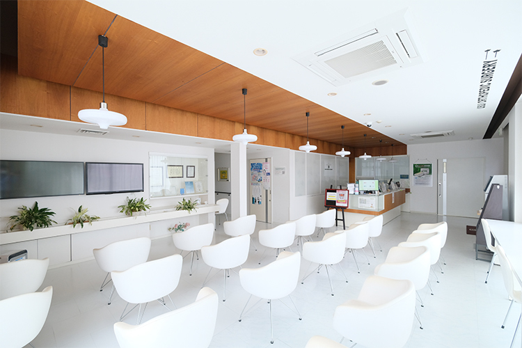 うすい整形外科 多治見市 白を基調とした明るく開放感のある待合室