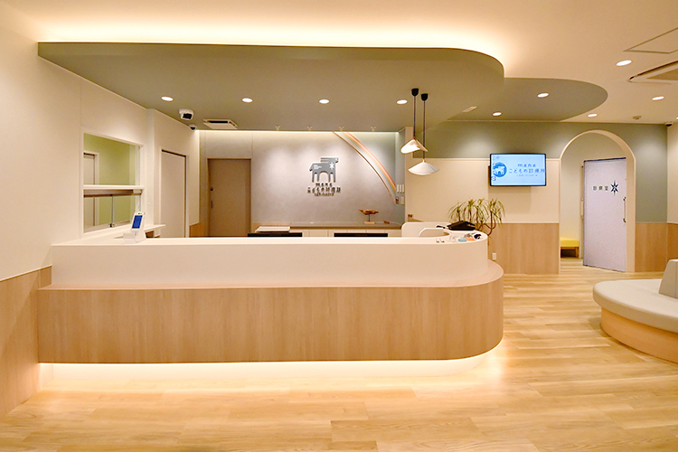 manaこどもの診療所 姫路市 明るい雰囲気で優しい受付が出迎える