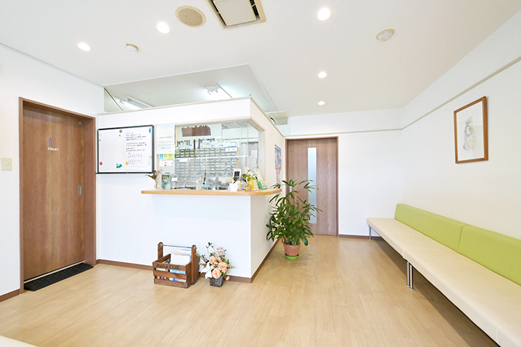 吉田クリニック 大阪市東淀川区 木目調の明るい待合室