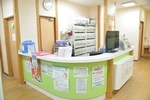 東松戸クリニック 松戸市 受付にはパンフレットなどがたくさん並んでいる