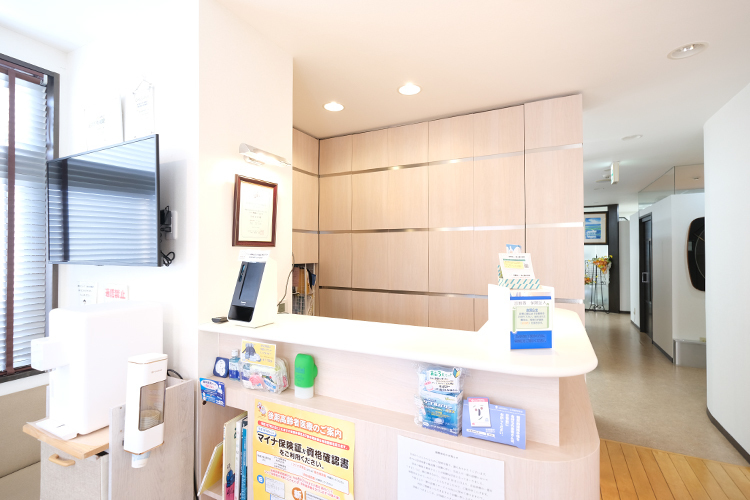 医療法人 森山歯科医院 新座市 受付ではスタッフが温かな対応