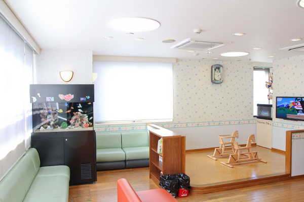 ふくだ小児クリニック 横浜市泉区 自然光あふれる明るい待合室。水槽が目を楽しませてくれる