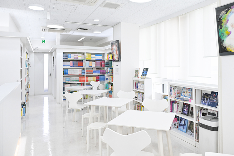 こどもとおとなのクリニック パウルーム 港区 図書室の中のクリニックがコンセプト