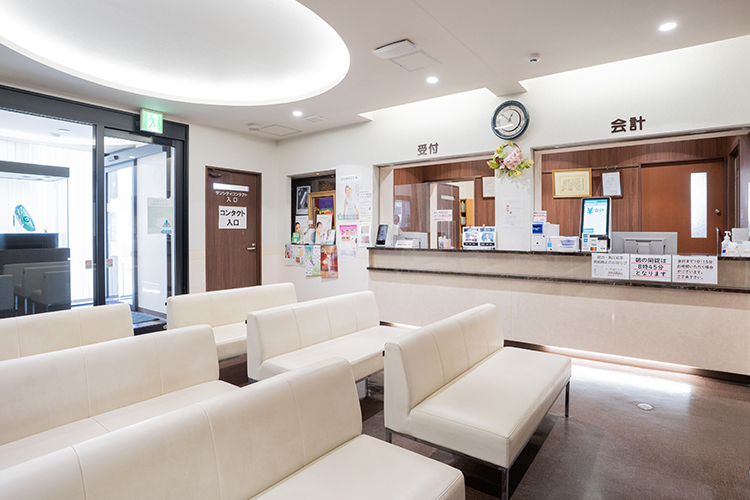 椎原眼科医院 霧島市 清潔感と落ち着いた雰囲気にあふれた待合室