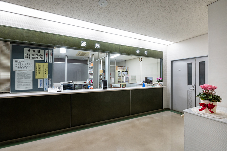 荘司外科 伊丹市 病院時代の面影を残す広い待ち合いスペース