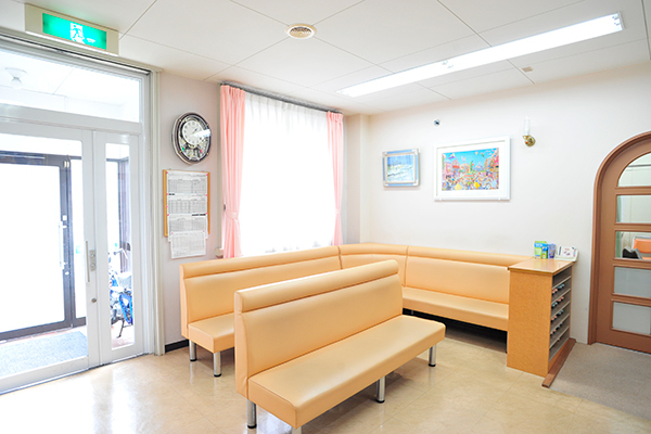 平佐クリニック 神戸市北区 広々とした待合室では、院長が選曲した心地良いBGMが流れる