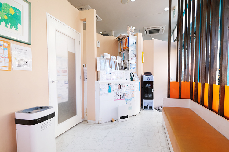 オレンジ歯科医院 さいたま市北区 受付のスタッフは皆、明るい対応を心がけている