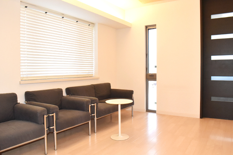 畑下歯科医院 奈良市 明るく広い待合はまるで自宅のリビングのような雰囲気