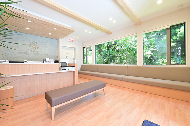 吉祥寺脳神経外科・内科クリニック 武蔵野市 窓から鮮やかな緑が見える落ち着いた雰囲気の院内
