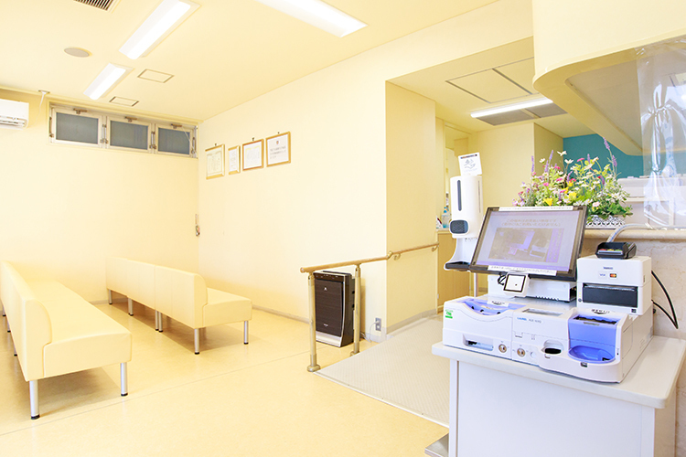 セントラル眼科クリニック 市川市 開放感のある待合室には、スムーズな会計のため自動精算機を設置