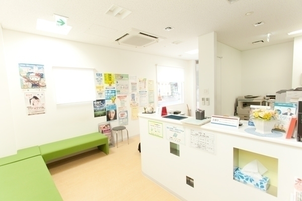 久保田クリニック 豊島区 清潔感あふれる開放的な待合室
