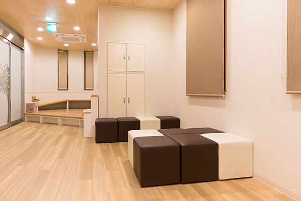 あんずこどもクリニック 宝塚市 待合室。カフェや本屋の雰囲気をイメージした落ち着く空間