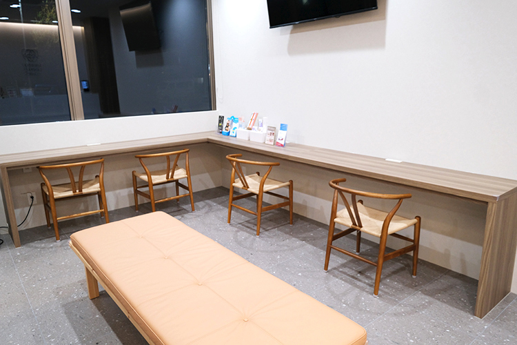 名東デンタルクリニック 名古屋市名東区 木目調で温かい雰囲気