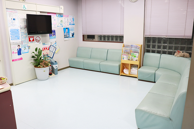 東クリニック 鹿児島市 広々とした待合室