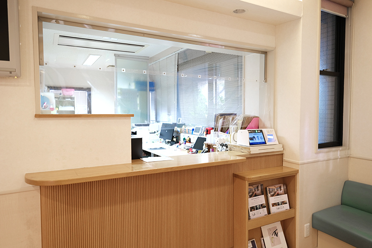福田医院 横浜市港北区 木の温かみが感じられる受付