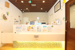 くまだキッズ・ファミリークリニック 守山市 クマの絵などが描かれた、かわいい雰囲気の受付