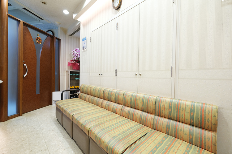 ひとしデンタルクリニック 台東区 温かみのある色合いの院内