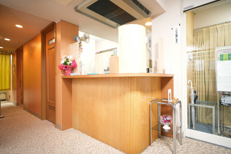 高井内科クリニック 小田原市 優しいスタッフたちが患者を温かく迎える受付