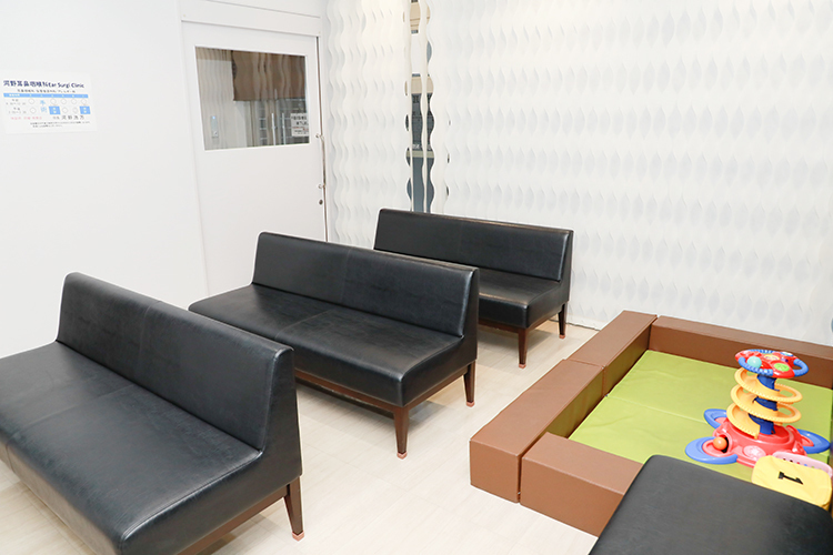 河野耳鼻咽喉科Ear Surgi Clinic 福岡市中央区 キッズスペースのある待合室
