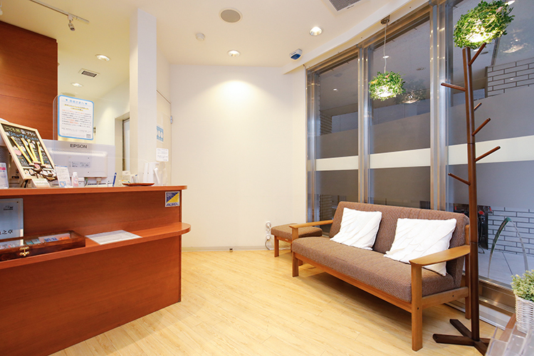 松本歯科医院 世田谷区 木目を基調とし、あらゆる人に優しいバリアフリー設計の院内