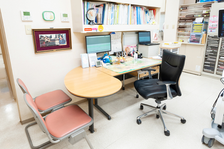 とまつレディースクリニック 可児市 診察室。院長が気に入る癒やしの絵画が多数