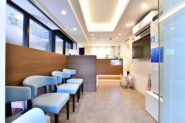 成城さくら歯科 世田谷区 温かみのある院内でスタッフが出迎えてくれる