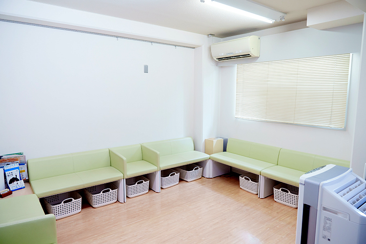 黒坂内科 世田谷区 グリーンの色合いが爽やかな待合室には、大型の空気清浄機を設置