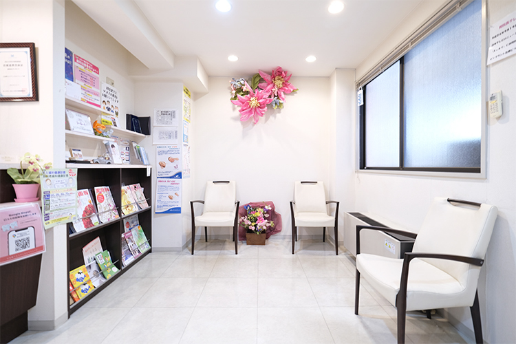 日本橋りゅうデンタルクリニック 中央区 白を基調とした、清潔感ある待合