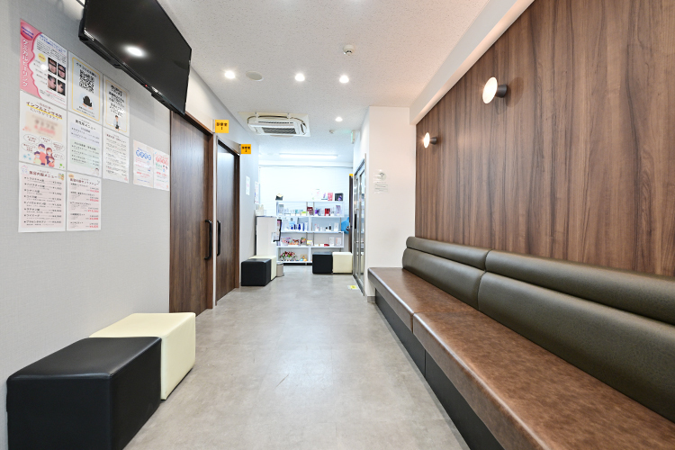 そのだ内科 糖尿病・甲状腺クリニック 渋谷駅道玄坂院 渋谷区 白とグレーを基調とした洗練された雰囲気の院内