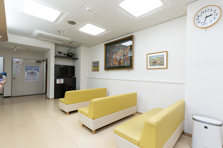 辺見クリニック 豊中市 黄色のソファーが目を引く広々とした待合室
