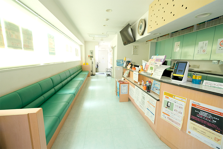 おばな内科クリニック 川崎市中原区 待合室の大きな窓から自然光が入る。横に広くゆったり快適な空間