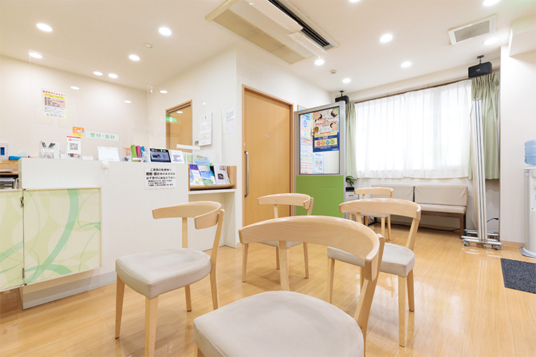 ふちのべ内科クリニック 相模原市中央区 清潔感のある院内でホスピタリティーの高いスタッフが出迎える